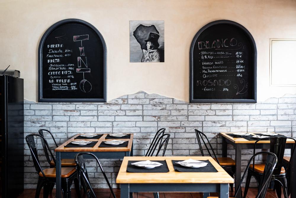 Menú de restaurante en pared