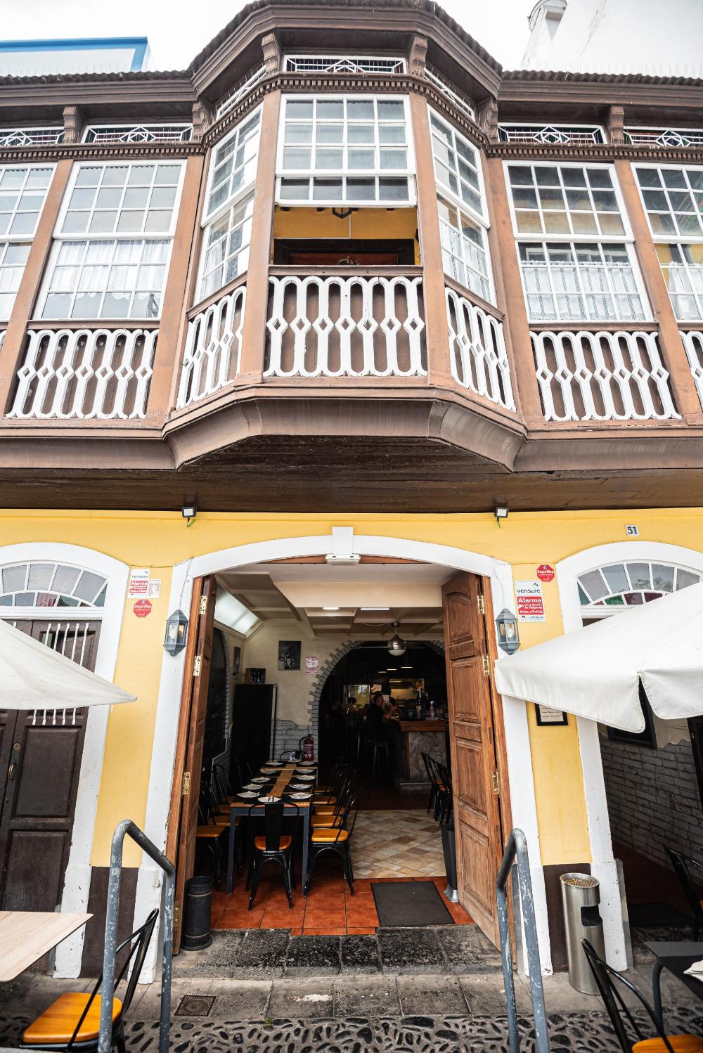 Fachada de restaurante colorida