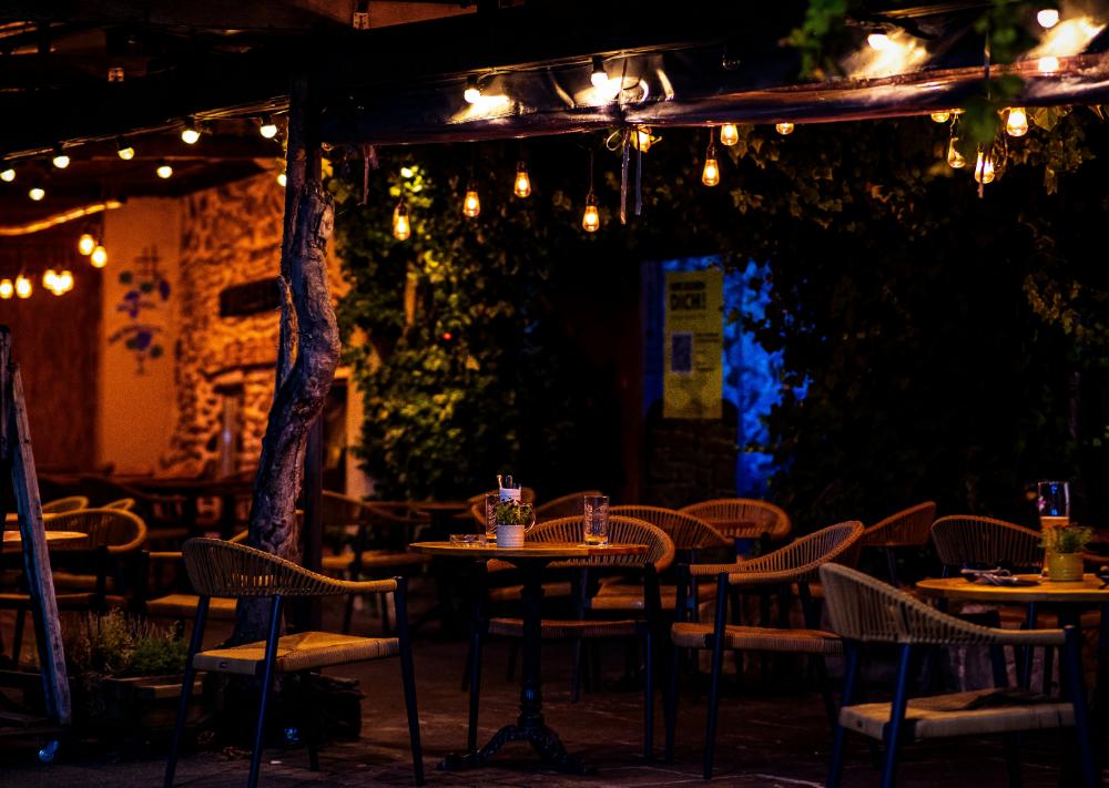 Exterior de restaurante iluminado